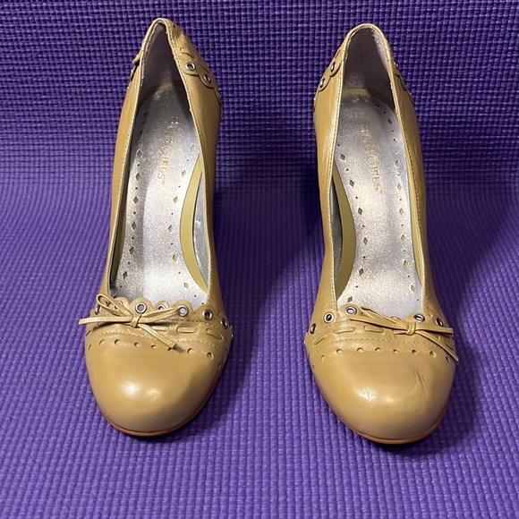 LOVIN’ OXFORD HEELS BY BCBGirls - Picture 2 of 4